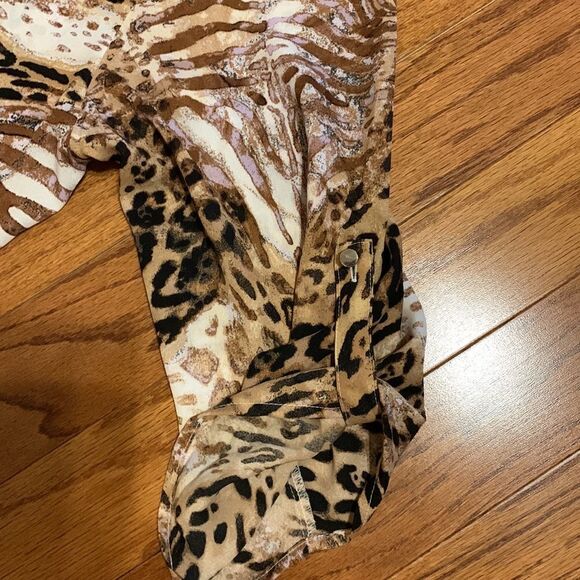 Est.1946 Animal print top with V-neck and rollup/button sleeve - Picture 4 of 7